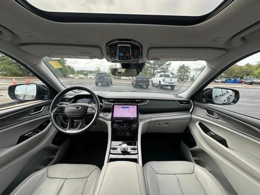 2022 Jeep Grand Cherokee Overland photo 1