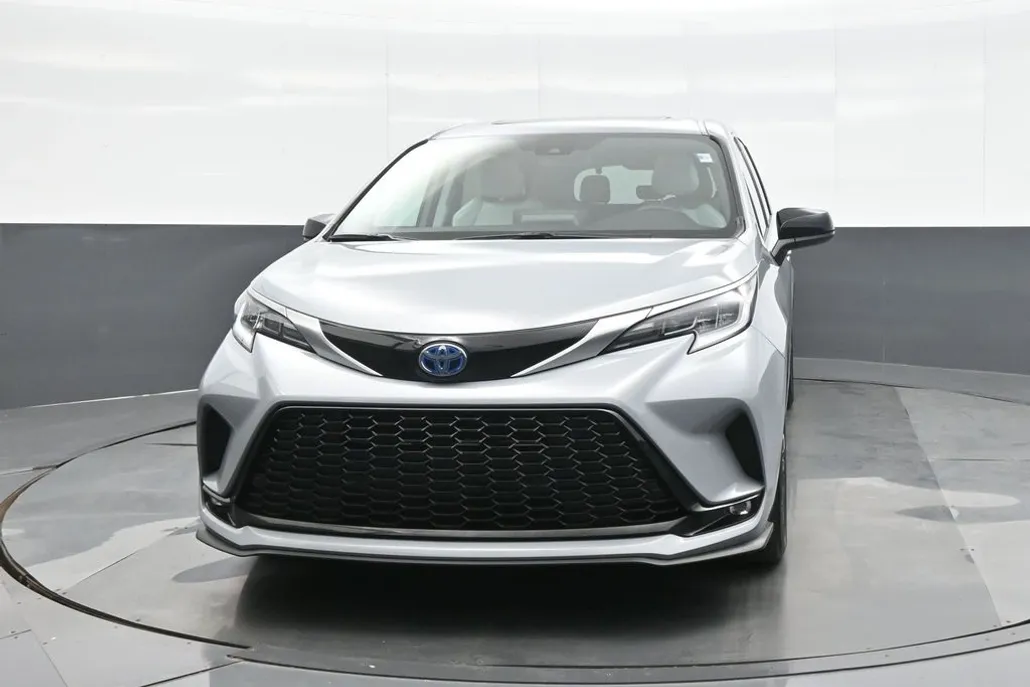 2024 Toyota Sienna XSE photo 1