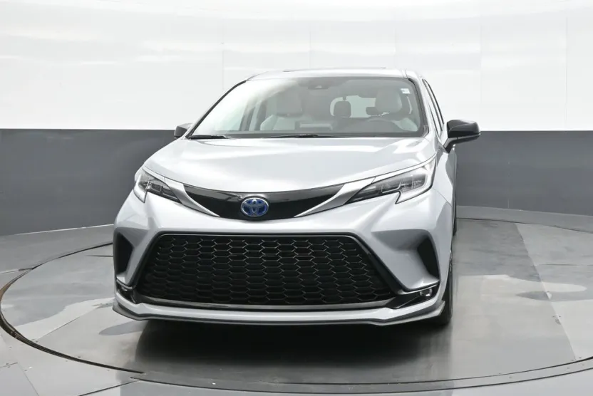 2024 Toyota Sienna XSE photo 1