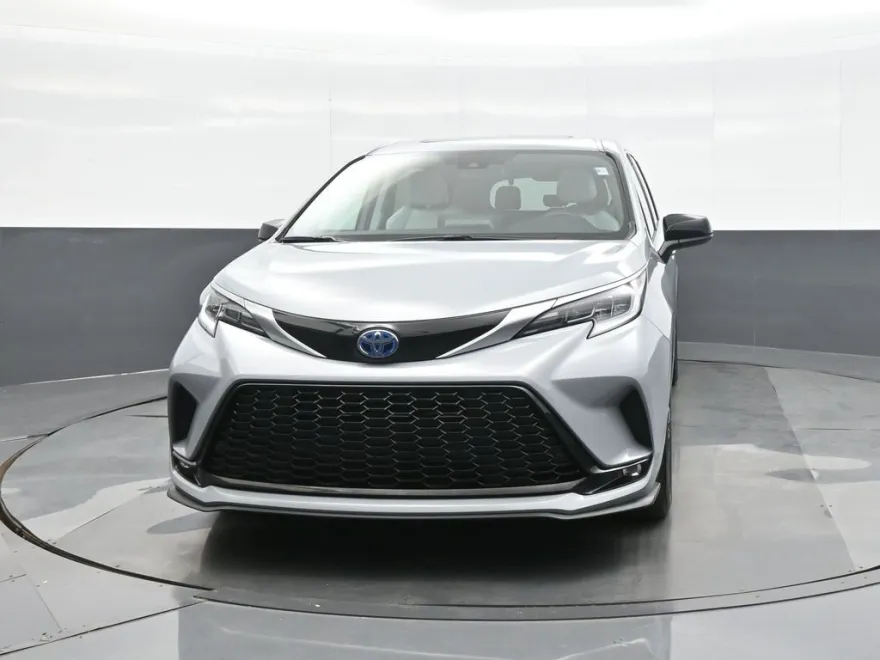 2024 Toyota Sienna XSE photo 1