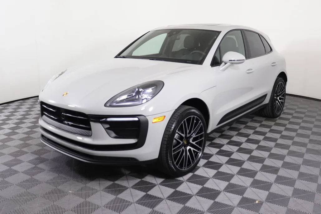 2025 Porsche Macan photo 1