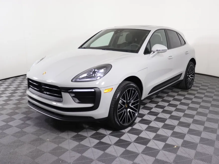 2025 Porsche Macan photo 1