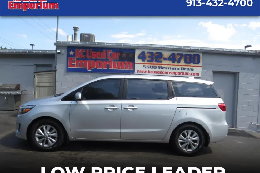 2017 Kia Sedona L photo 1