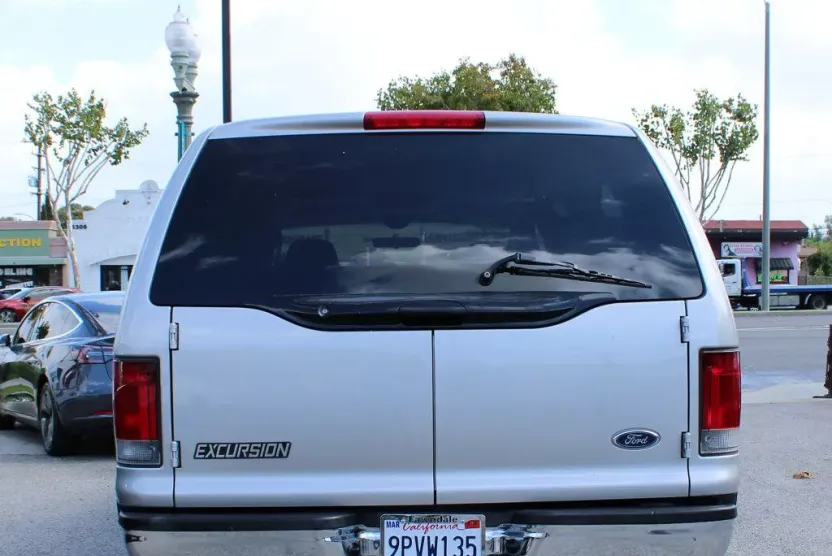 2005 Ford Excursion XLT photo 1