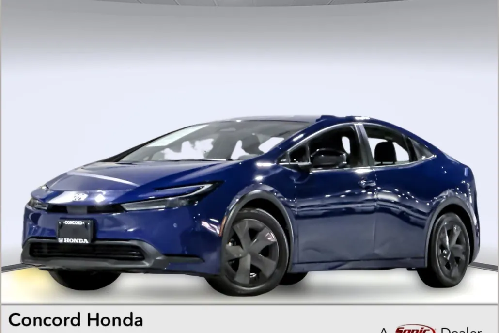 2023 Toyota Prius LE photo 1