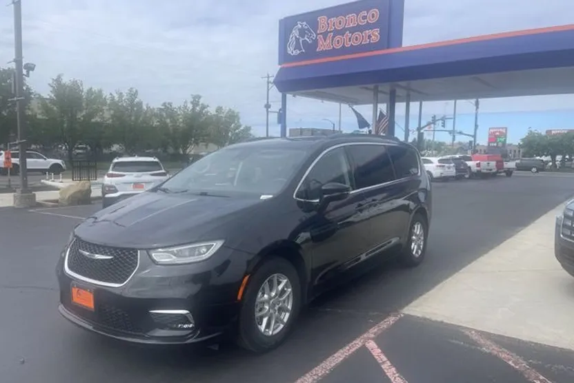 2022 Chrysler Pacifica Touring L photo 1