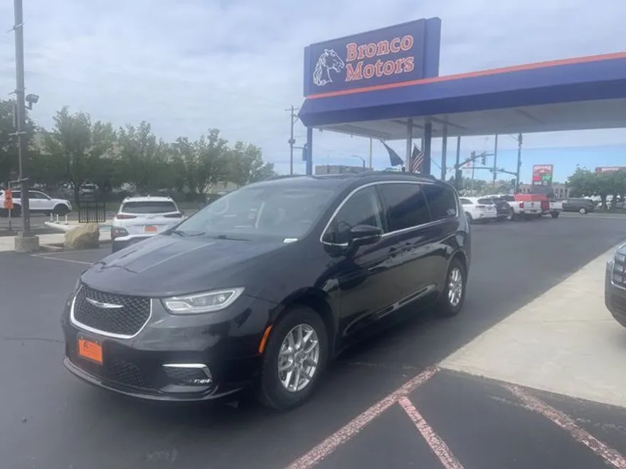 2022 Chrysler Pacifica Touring L photo 1