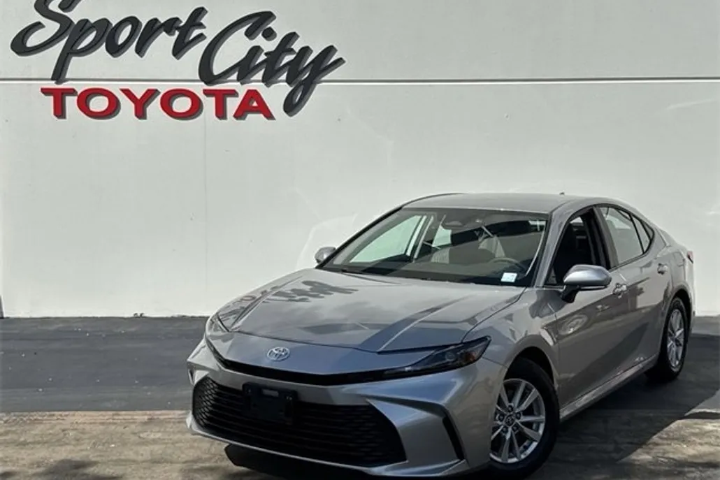 2025 Toyota Camry LE photo 1