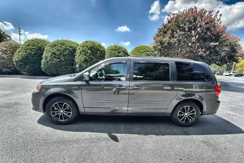 2016 Dodge Grand Caravan R/T photo 1