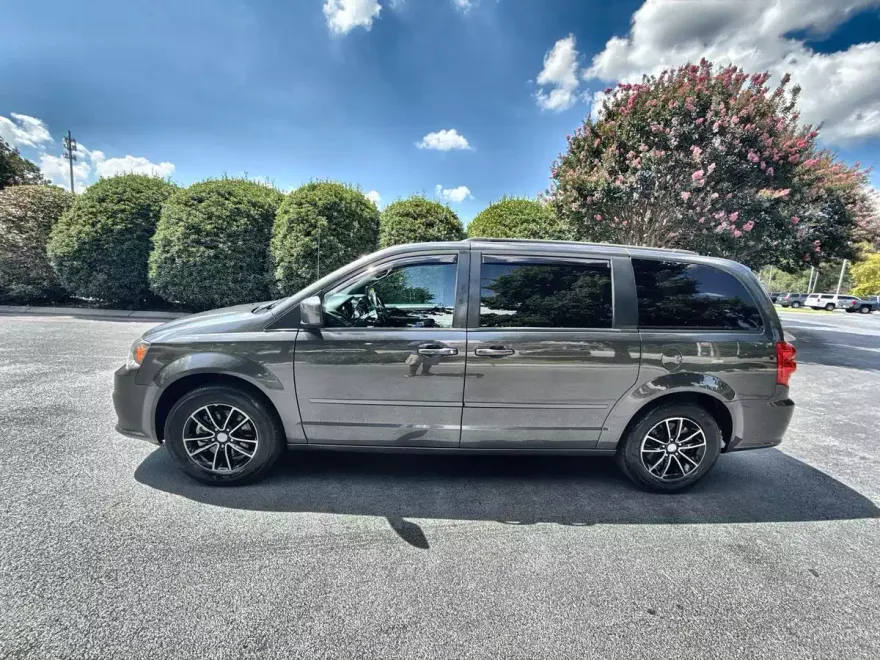 2016 Dodge Grand Caravan R/T photo 1