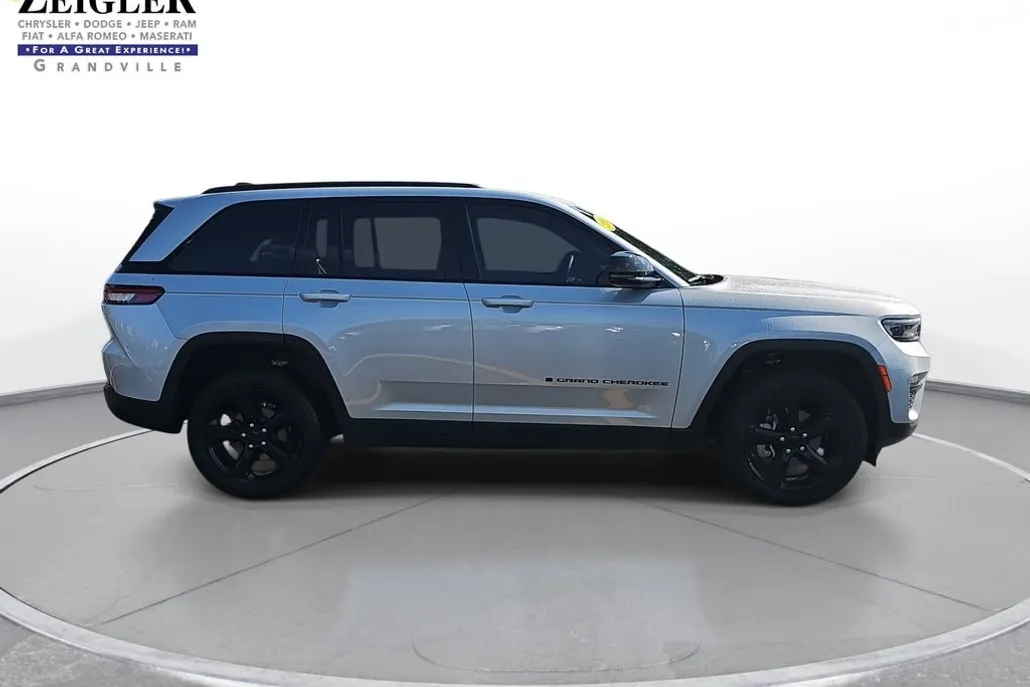 2023 Jeep Grand Cherokee Limited photo 1