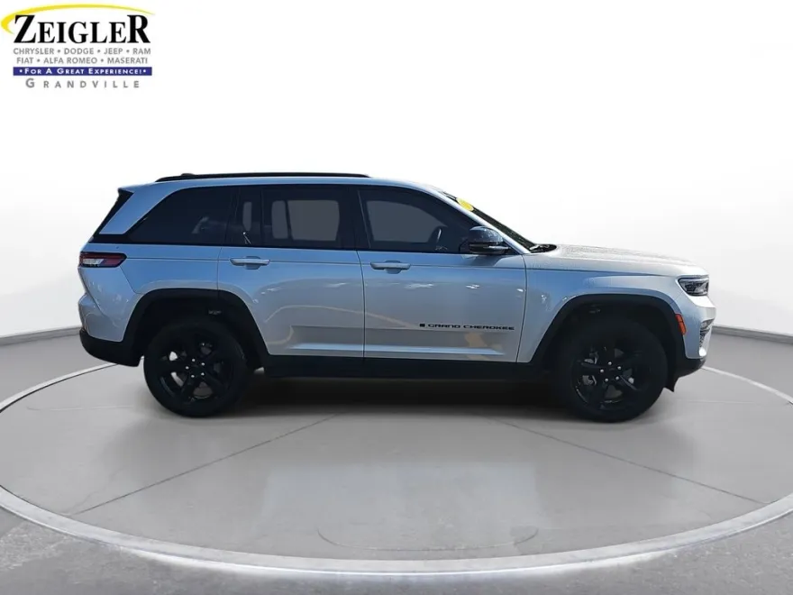 2023 Jeep Grand Cherokee Limited photo 1
