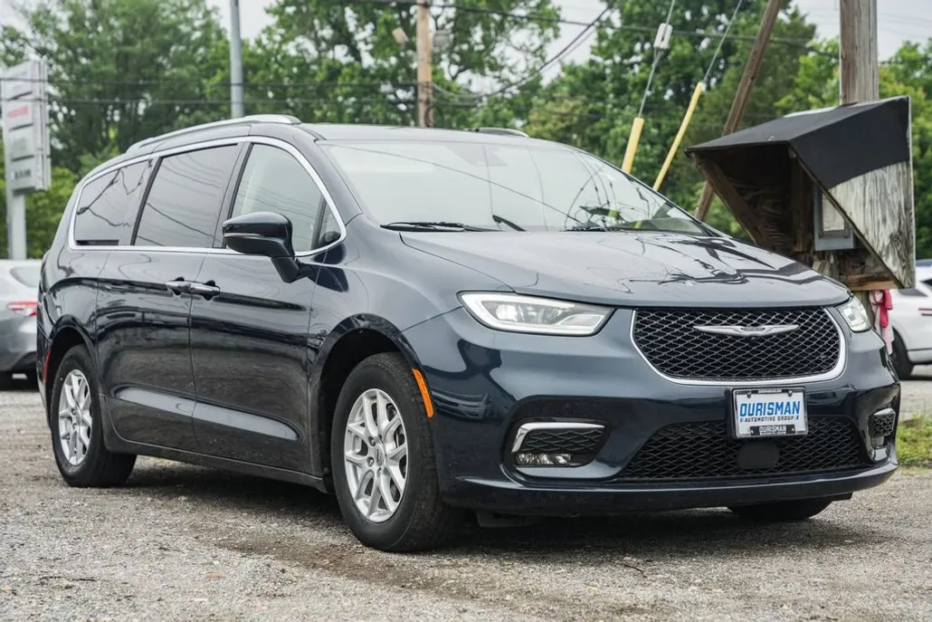 2021 Chrysler Pacifica Touring L photo 1