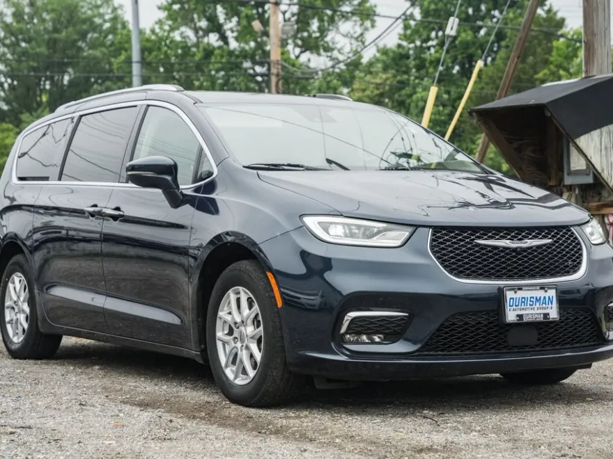 2021 Chrysler Pacifica Touring L photo 1