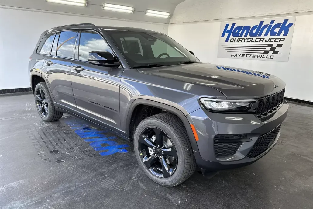 2025 Jeep Grand Cherokee Laredo Altitude photo 1