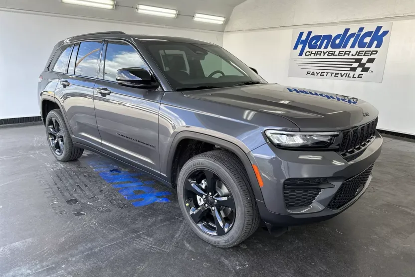 2025 Jeep Grand Cherokee Laredo Altitude photo 1
