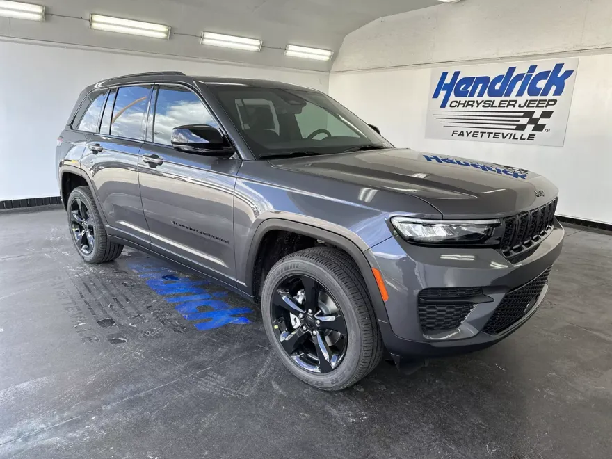 2025 Jeep Grand Cherokee Laredo Altitude photo 1