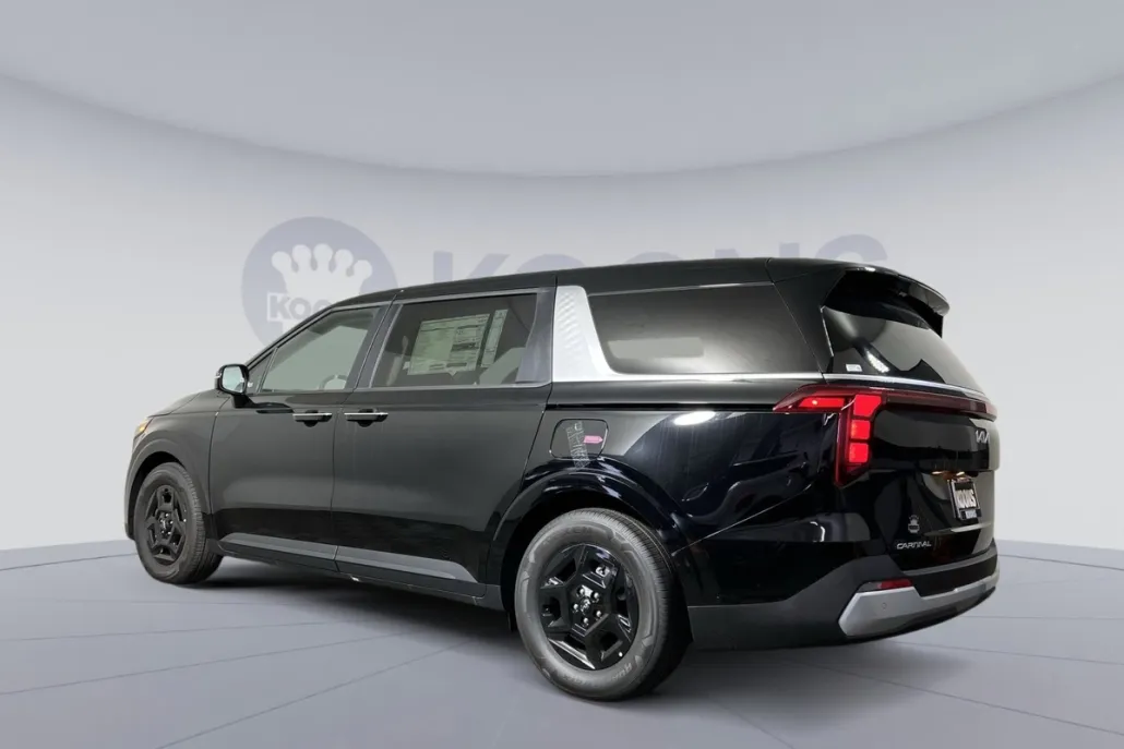2025 Kia Carnival LXS photo 1