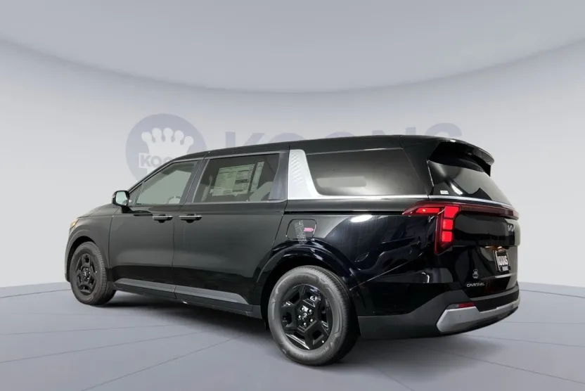 2025 Kia Carnival LXS photo 1