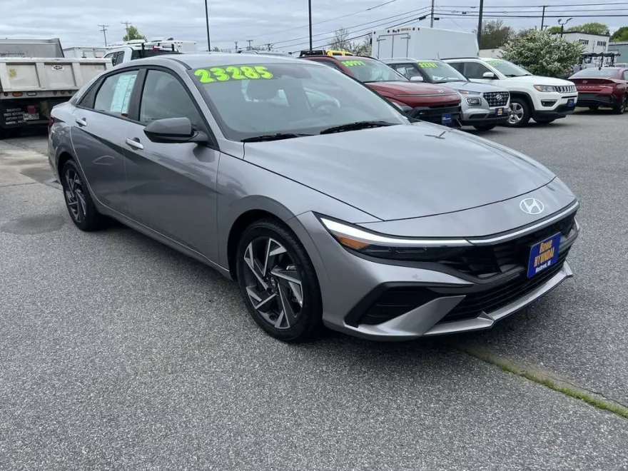 2025 Hyundai Elantra SEL Sport photo 1