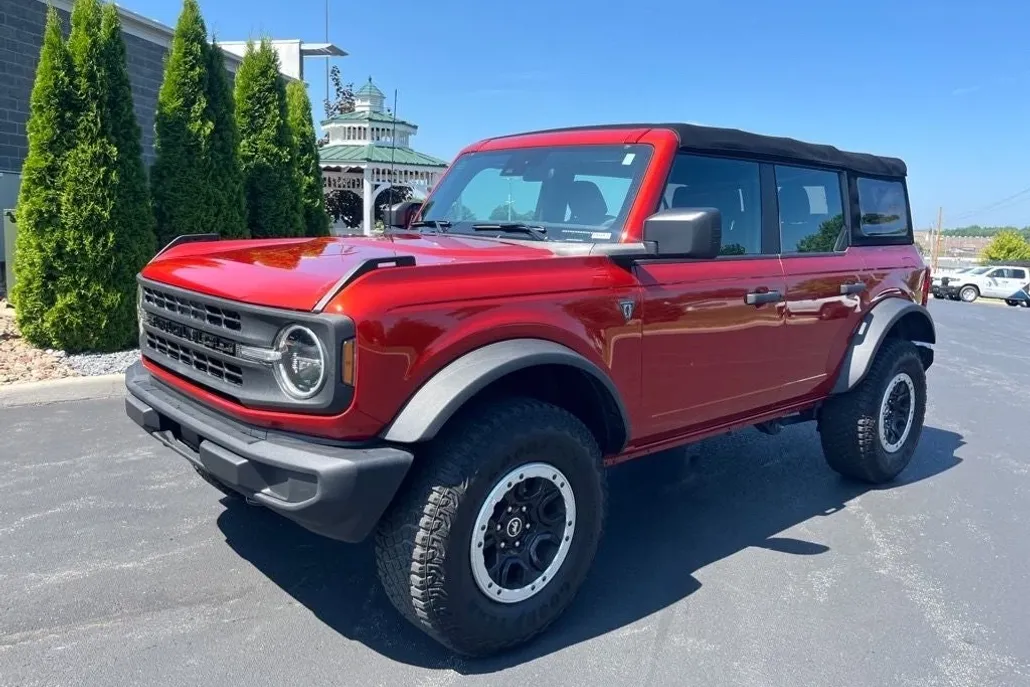 2023 Ford Bronco Base photo 1