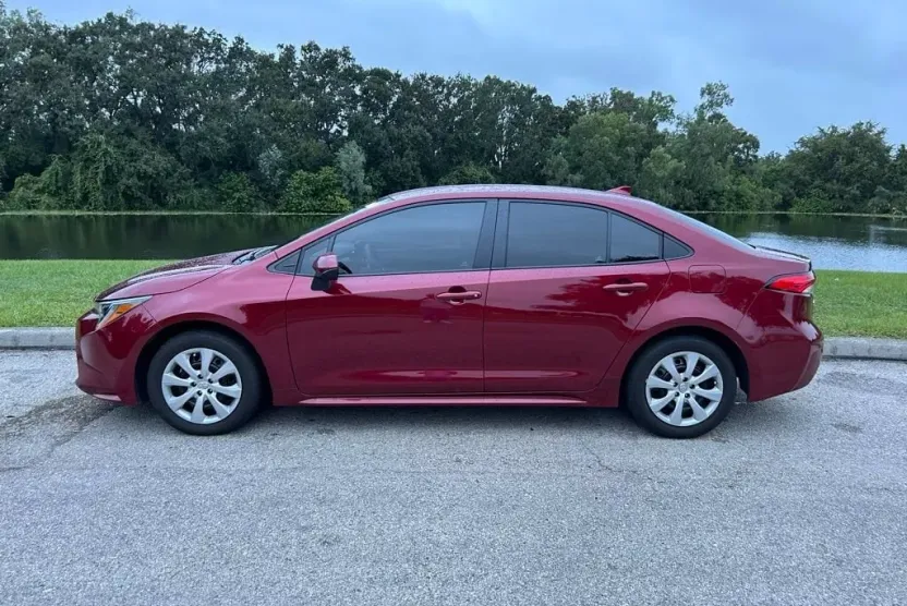 2022 Toyota Corolla LE photo 1