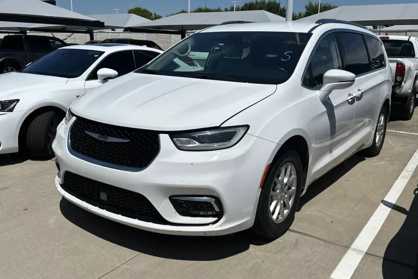 2021 Chrysler Pacifica Touring L photo 1