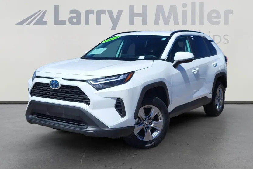 2024 Toyota RAV4 Hybrid XLE photo 1