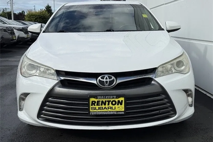 2017 Toyota Camry LE photo 1