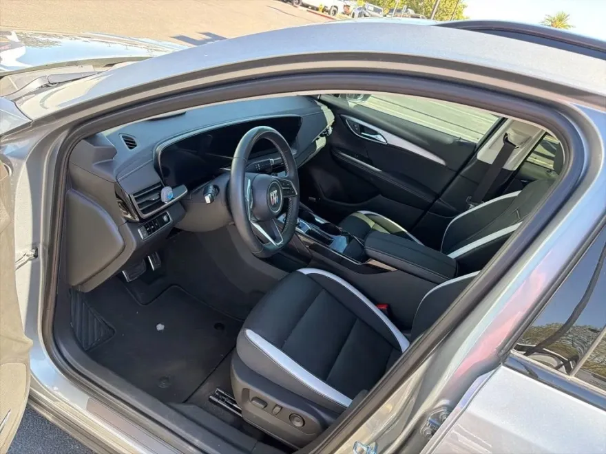 2025 Buick Envision Sport photo 1
