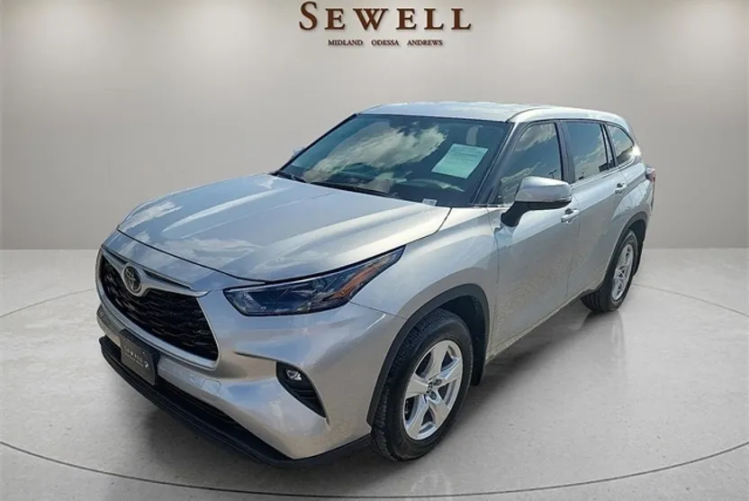 2024 Toyota Highlander LE photo 1