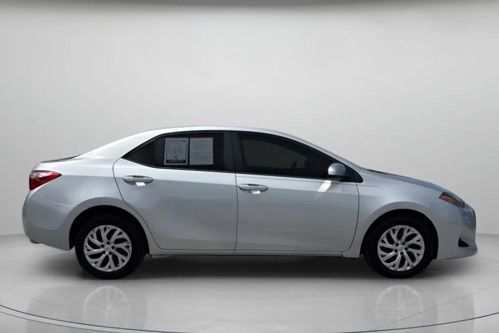 2017 Toyota Corolla L photo 1