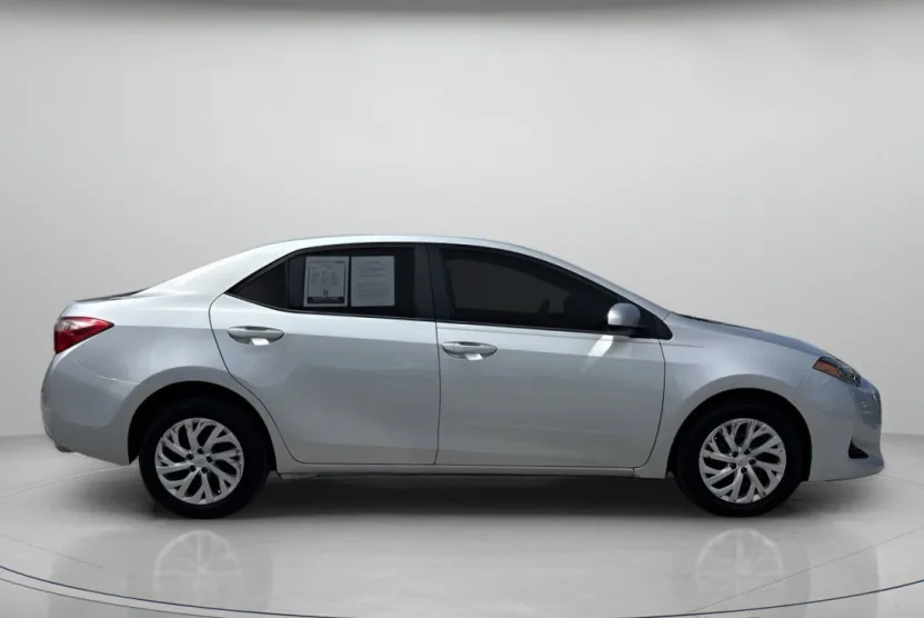 2017 Toyota Corolla L photo 1
