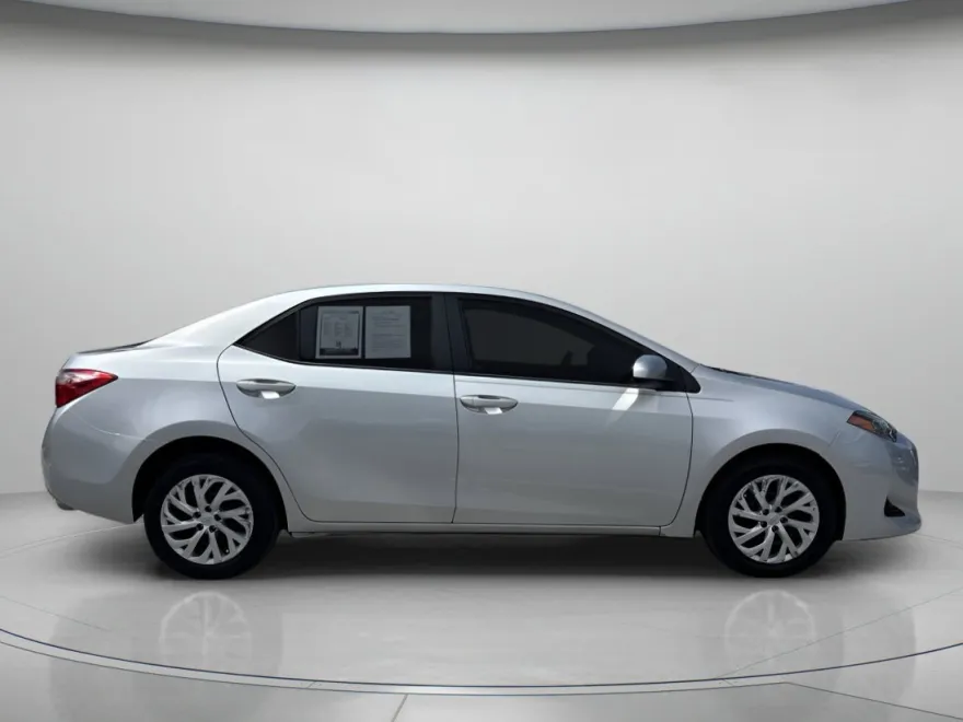 2017 Toyota Corolla L photo 1