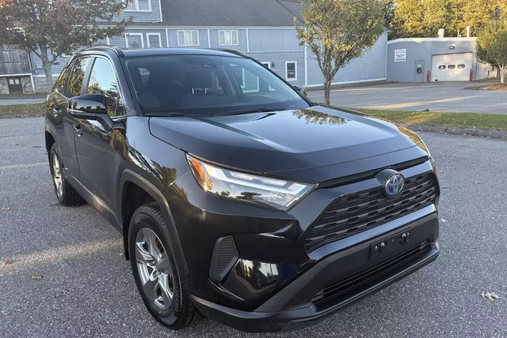 2024 Toyota RAV4 Hybrid XLE photo 1