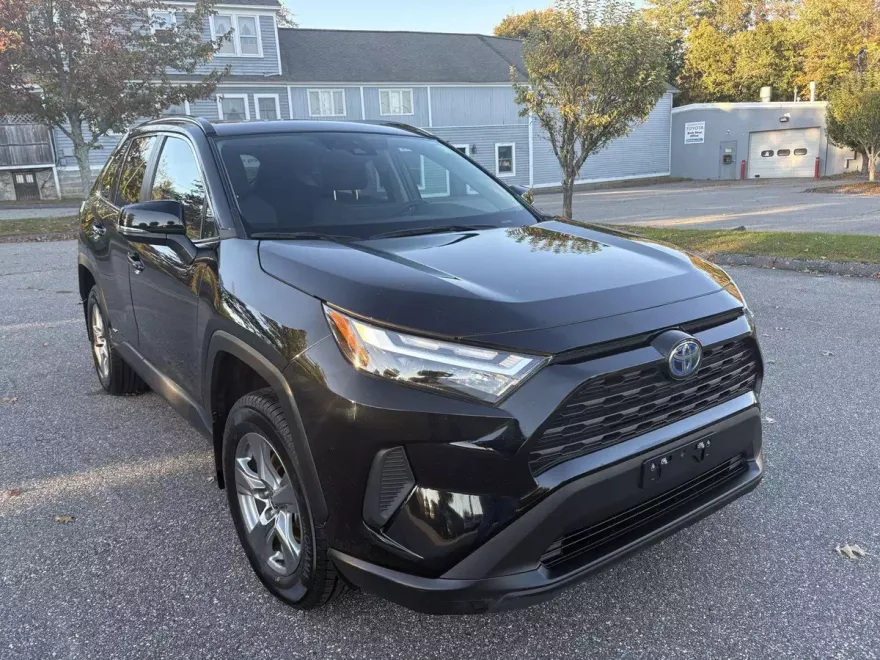 2024 Toyota RAV4 Hybrid XLE photo 1