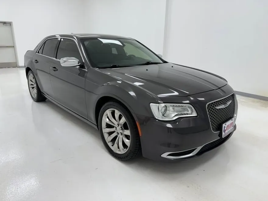 2020 Chrysler 300 Touring photo 1
