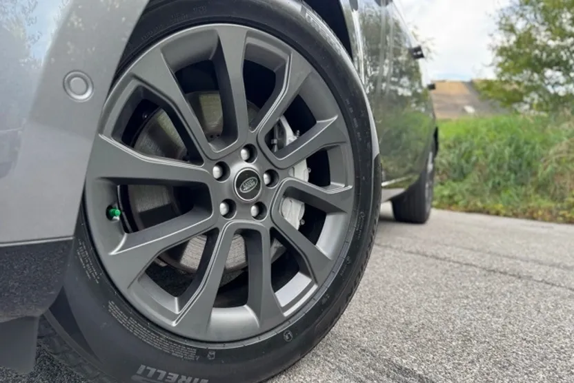 2023 Land Rover Range Rover SE photo 1
