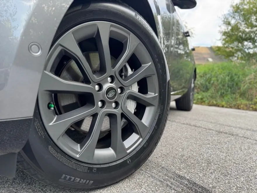 2023 Land Rover Range Rover SE photo 1