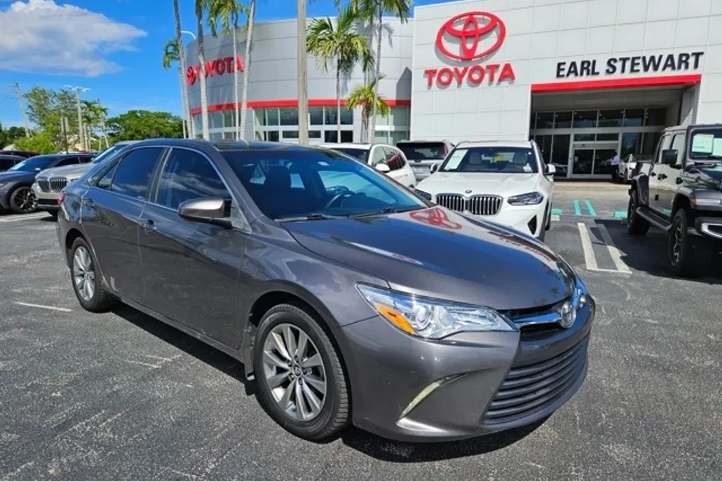 2016 Toyota Camry XLE photo 1