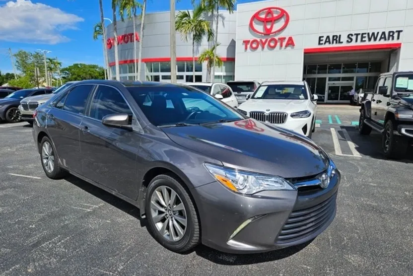 2016 Toyota Camry XLE photo 1