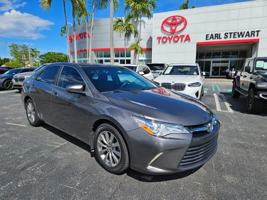 2016 Toyota Camry XLE photo 1