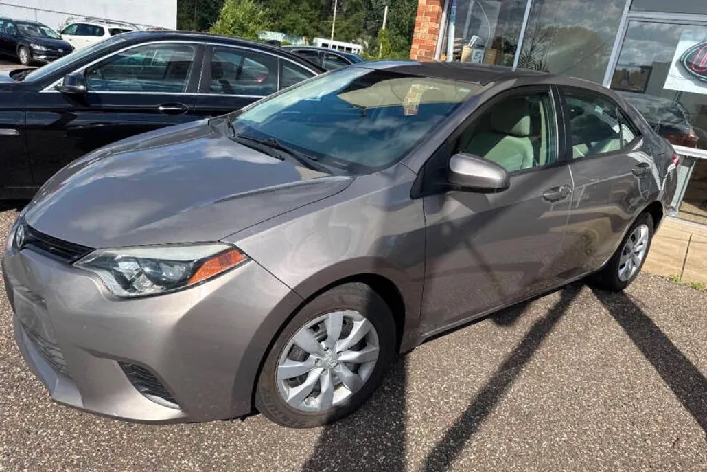 2014 Toyota Corolla LE photo 1