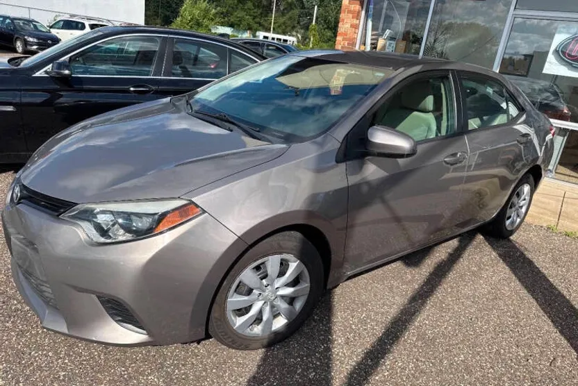 2014 Toyota Corolla LE photo 1