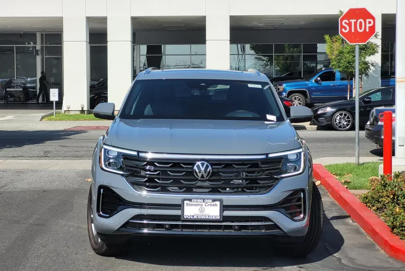 2024 Volkswagen Atlas Cross Sport SEL R-Line photo 1