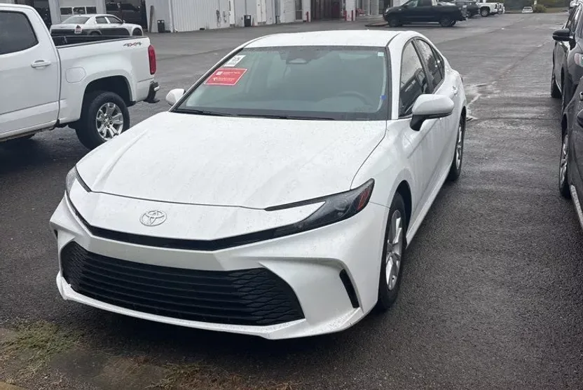 2025 Toyota Camry LE photo 1