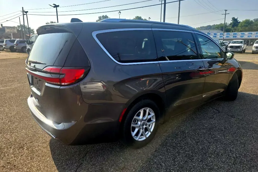 2021 Chrysler Pacifica Touring L photo 1