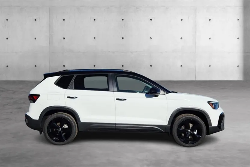 2025 Volkswagen Taos SE photo 1