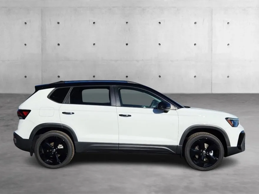2025 Volkswagen Taos SE photo 1