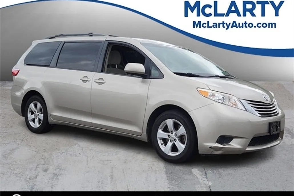 2015 Toyota Sienna LE photo 1